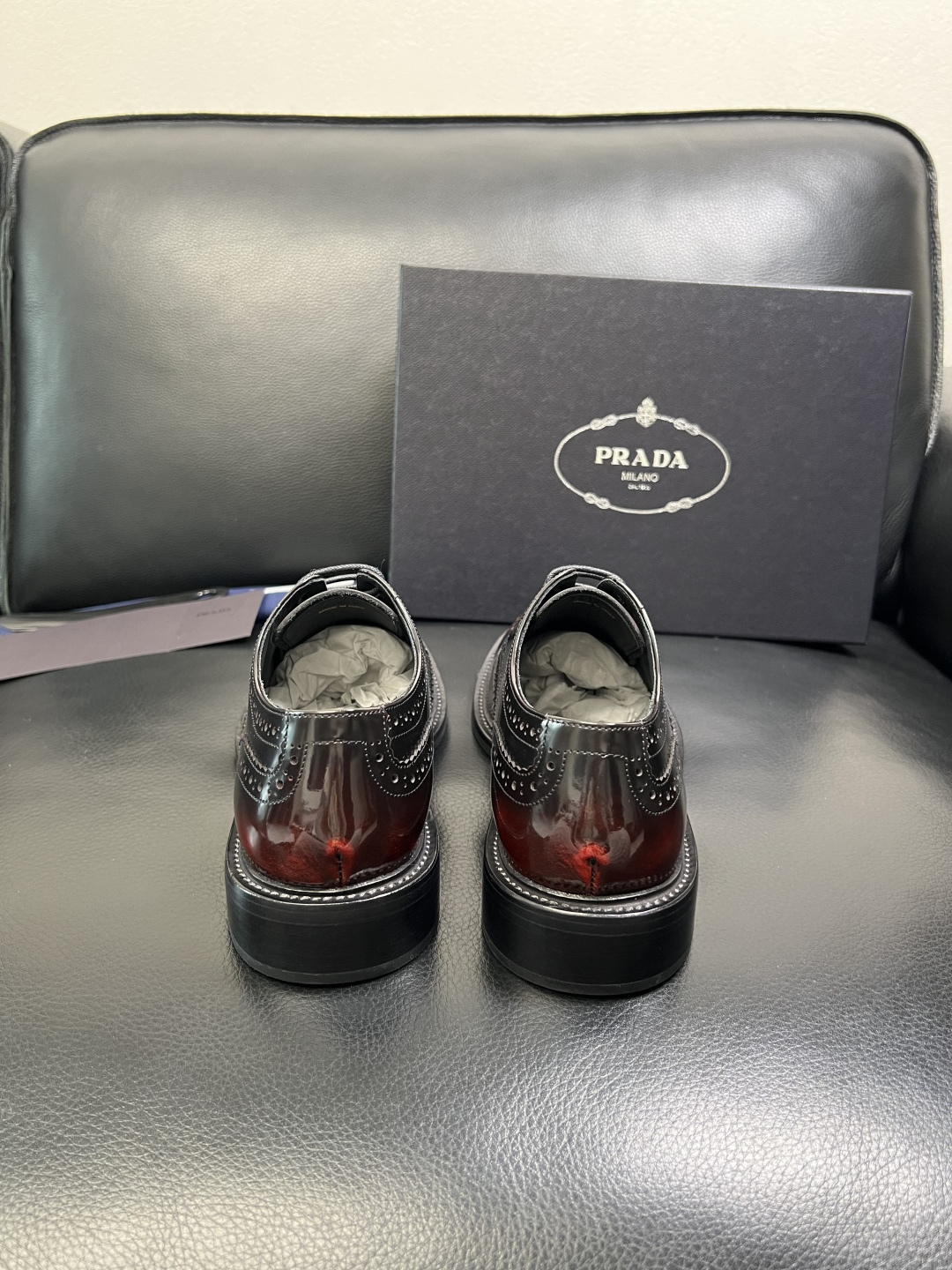 PRADA 高品质 顶级工艺品 普拉达 皮鞋专柜同步 原厂配置，意大利进口原版牛皮面料，透气舒适进口水染