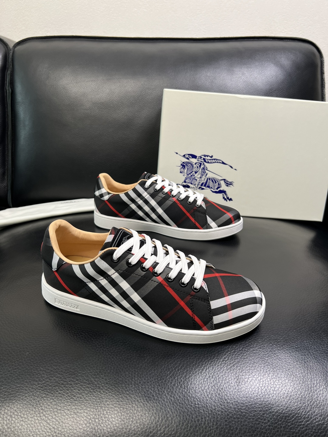 NO:690190,BURBERRY top crafts, synchronized with Burberry counters, original factory configuration of cowhide fabric imported from Italy, high-quality complex splicing process, imported cowhide lining, breathable and comfortable, soles specially provided by the original factory, original factory follow-up goods, high quality, welcome to compare, code number 38-44 (customized 45 46),, burberry, burberry, cowhide19860909BURBERRY 顶级工艺品 巴宝莉 专柜同步,原厂配置意大利进口牛皮面料,高品质复杂拼接工艺,进口牛皮内里垫,透气舒适,鞋底原厂特供原版底,原厂跟单货 高品质 欢迎对比,码数 38-44（订做 45 46）,,burberry,burberry,cowhide,Men's shoes