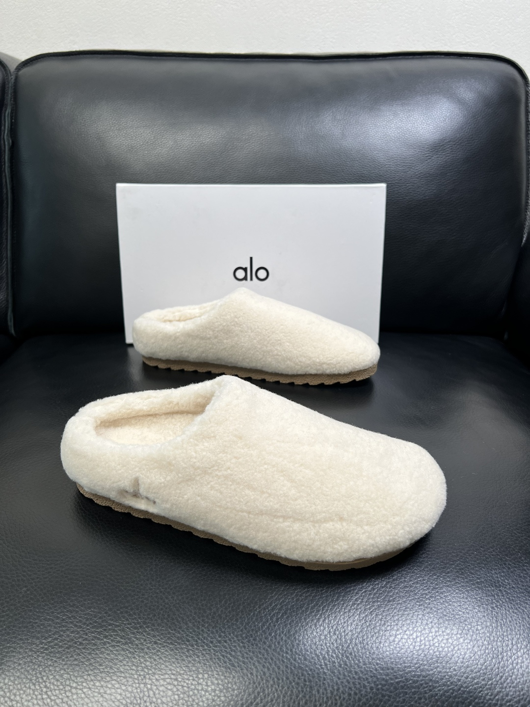 NO:690173,dlo high-quality top handicraft wool mops. The counters are equipped with the original factory configuration. Wool lining imported from Italy. High-quality splicing and complex craftsmanship. Breathable and comfortable. The soles are specially provided by the original factory and are super comfortable. Original factory and single goods. Welcome to compare. The size of the condition is 36-44 (customized 35 45).19860909dlo 高品质 顶级工艺品毛拖 专柜同步原厂配置,意大利进口羊毛内里垫,高品质拼接复杂工艺,透气舒适 鞋底原厂特供原版底超级舒适,原厂跟单货,欢迎对比,情况款 码数 36-44(订做35 45 ),,Men's shoes