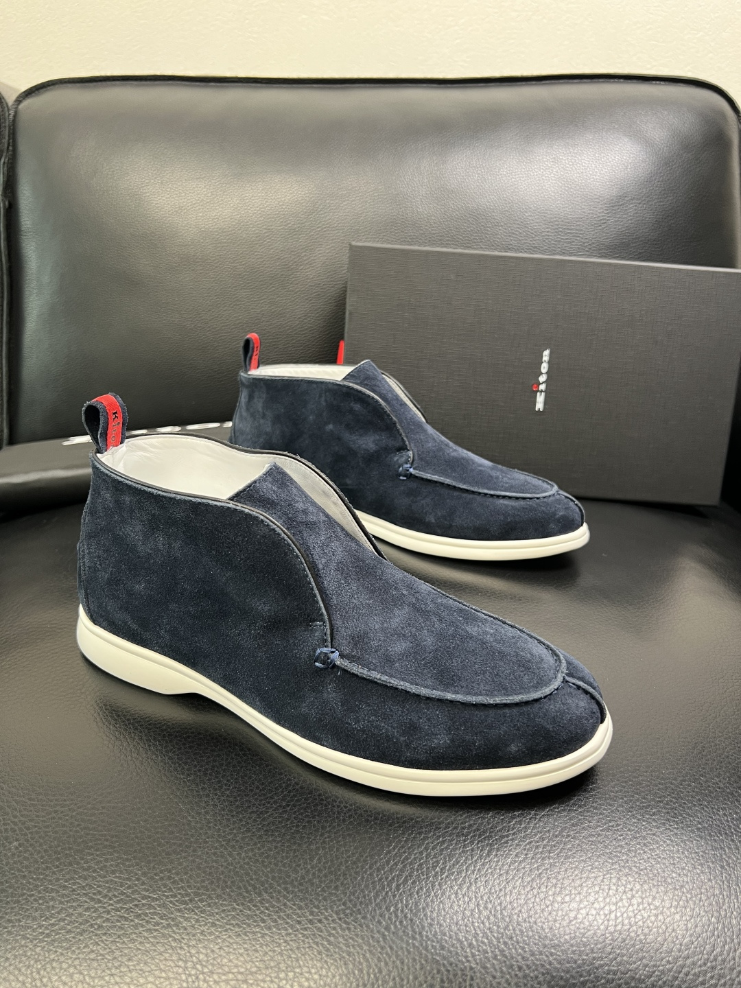 NO:690175,Just change the code without returning it. Kiton is a high-quality top handicraft. New products are synchronized at the counter. The upper is imported cowhide fabric from Italy, and the imported water-dyed cowhide lining is made by the original factory. The original sole is specially provided by the original factory. The exclusive movable molded sole is super comfortable. The original factory follows the order, high quality, welcome to compare, code number 39-44 (customized 38 45 46 47),,cowhide19860909只换码不退 kiton 高品质顶级工艺品 专柜新品同步,鞋面意大利进口牛皮面料,进口水染牛皮内里垫,鞋底原厂特供原版底,独家活动成型底超级舒适,原厂跟单货, 高品质,欢迎对比,码数 39-44 (订做38 45 46 47),,cowhide,Men's shoes