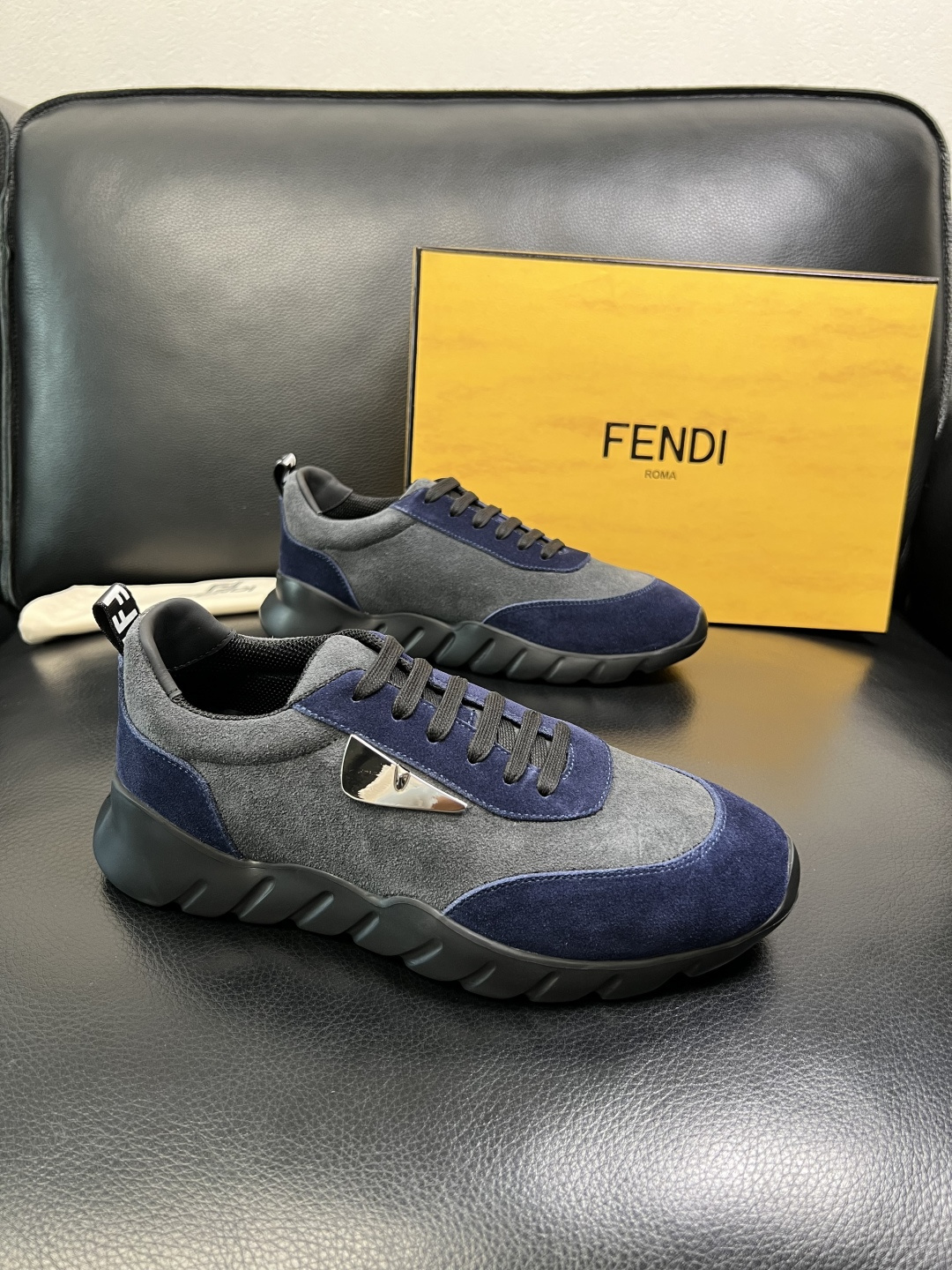 NO:690243,FENDI high-quality top handicrafts, synchronized with Fendi counters, original factory configuration of Italian imported cowhide fly-woven fabric, imported cowhide lining, breathable and comfortable, original soles specially provided by the original factory, original factory and single goods are welcome to compare, code number 39-44 (customized 38 45 46),,fendi,fendi,cowhide19860909FENDI 高品质 顶级工艺品,芬迪 专柜同步,原厂配置意大利进口牛皮飞织面料,进口牛皮内里垫,透气舒适,鞋底原厂特供原版底,原厂跟单货 欢迎对比,码数 39-44（订做 38 45 46）,,fendi,fendi,cowhide,Men's shoes