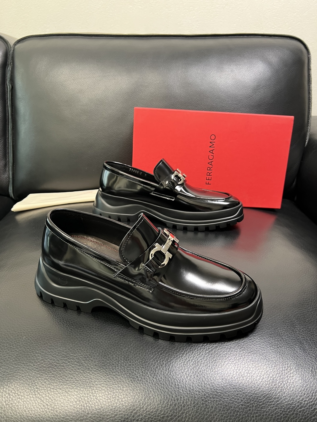 NO:690244,Ferragamo high-quality top crafts. Ferragamo counters simultaneously sell original factory configurations. Original cowhide imported from Italy, imported water-dyed cowhide. The soles are specially provided by the original factory and are super comfortable. The original factory follows the order. Welcome to compare at the counter. The code number is 39-44 (customized 38 45 46), ferragamo, ferragamo, cowhide19860909Ferragamo 高品质 顶级工艺品 菲拉格慕专柜同步发售原厂配置,意大利进口原版牛皮,进口水染牛里 ,鞋底原厂特供原版底超级舒适,原厂跟单货 ,欢迎对比专柜同步,码数 39-44（订做 38 45 46）,,ferragamo,ferragamo,cowhide,Men's shoes