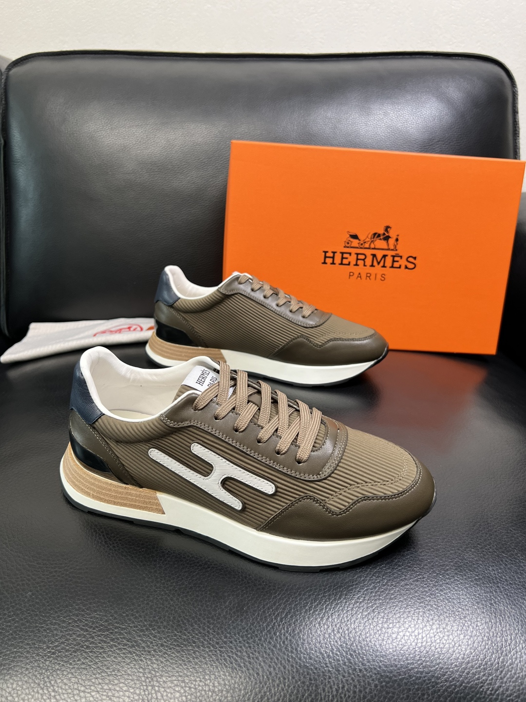 NO:690445,Hermes top handicrafts, Hermès counter synchronization, original factory configuration, original cowhide fabric imported from Italy, high-quality splicing technology, fully imported water-dyed cowhide lining, original soles specially provided by the factory, super comfortable, original factory follow-up goods, high quality, welcome to compare at the counter, code number 38-44 (customized 45),, hermes, hermes, cowhide19860909Hermes 顶级工艺品 爱马仕 专柜同步 原厂配置,意大利进口原版牛皮面料,高品质拼接工艺,全进口水染牛皮里垫,鞋底原厂特供原版底超级舒适,原厂跟单货 高品质,欢迎对比专柜同步,码数 38-44（ 订做 45）,,hermes,hermes,cowhide,Men's shoes