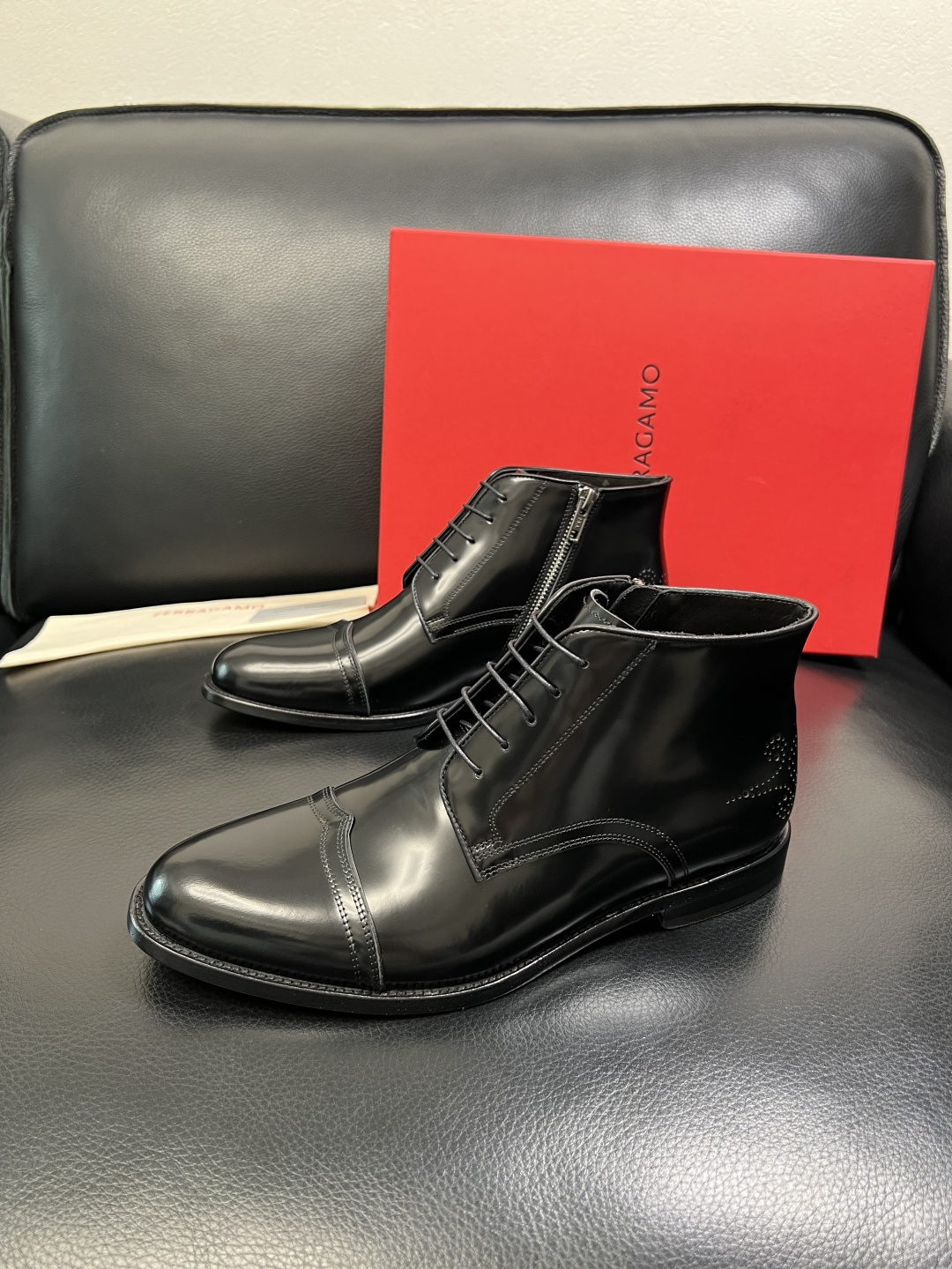 Ferragamo 高品质 顶级工艺品 菲拉格慕 靴子高帮专柜同步发售原厂配置，意大利进口原版牛皮，进口