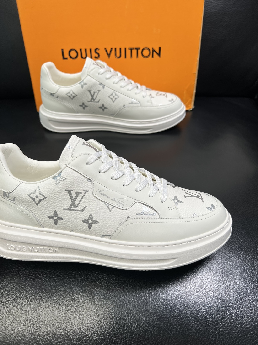 Lv 高品质 顶级工艺品 路易威登，运动板鞋专柜同步，鞋面意大利进口，高品质拼接缤纷色彩复杂工艺品，进口