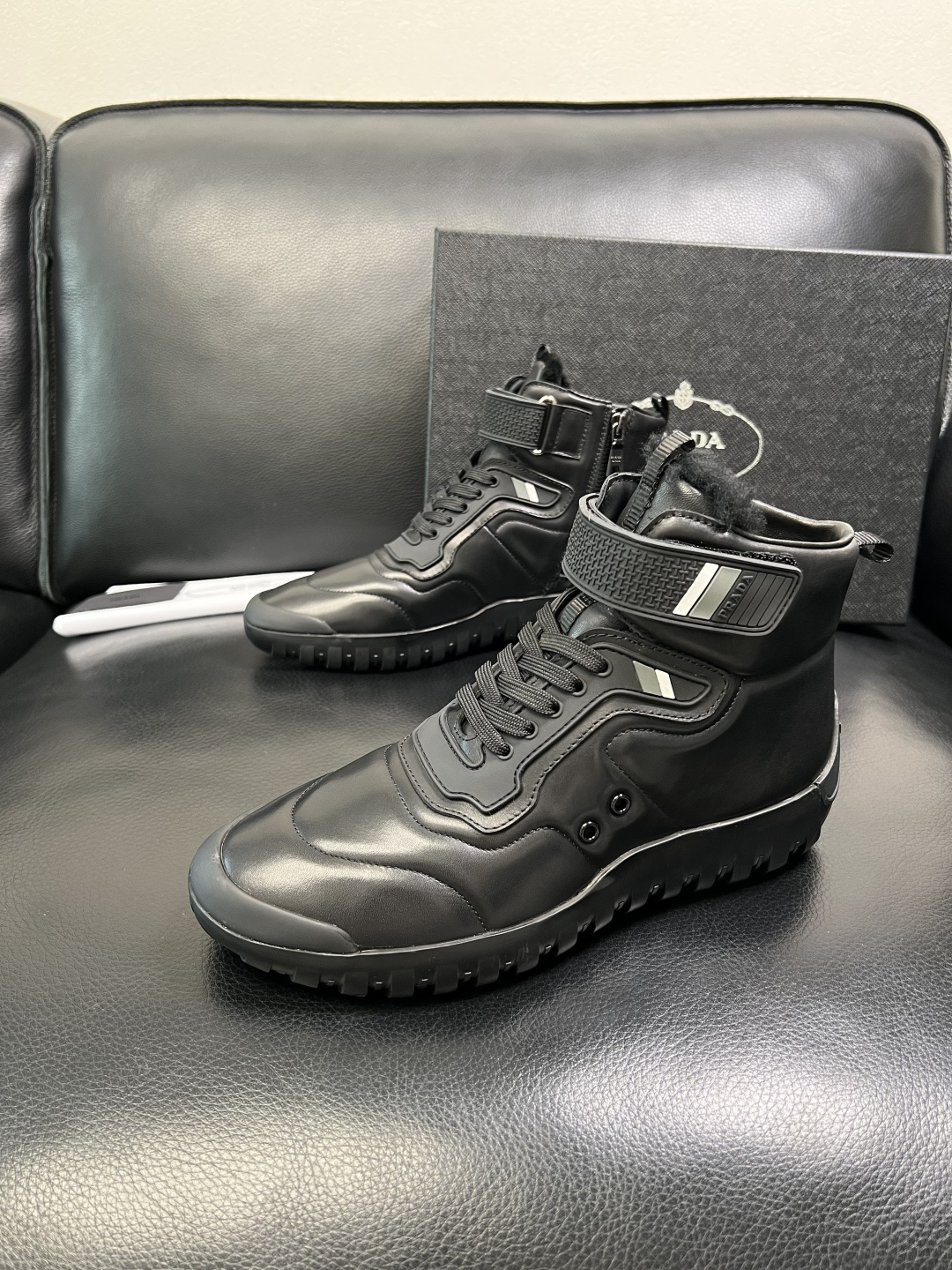 Prada 顶级工艺品，普拉达 专柜同步，靴子高帮原厂配置意大利进口牛皮拼布面料，进口牛皮内里垫，透气舒