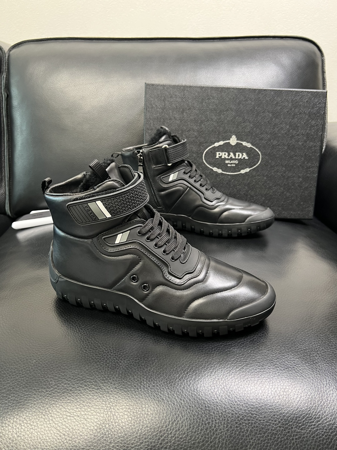 Prada 顶级工艺品，普拉达 专柜同步，靴子高帮原厂配置意大利进口牛皮拼布面料，进口牛皮内里垫，透气舒