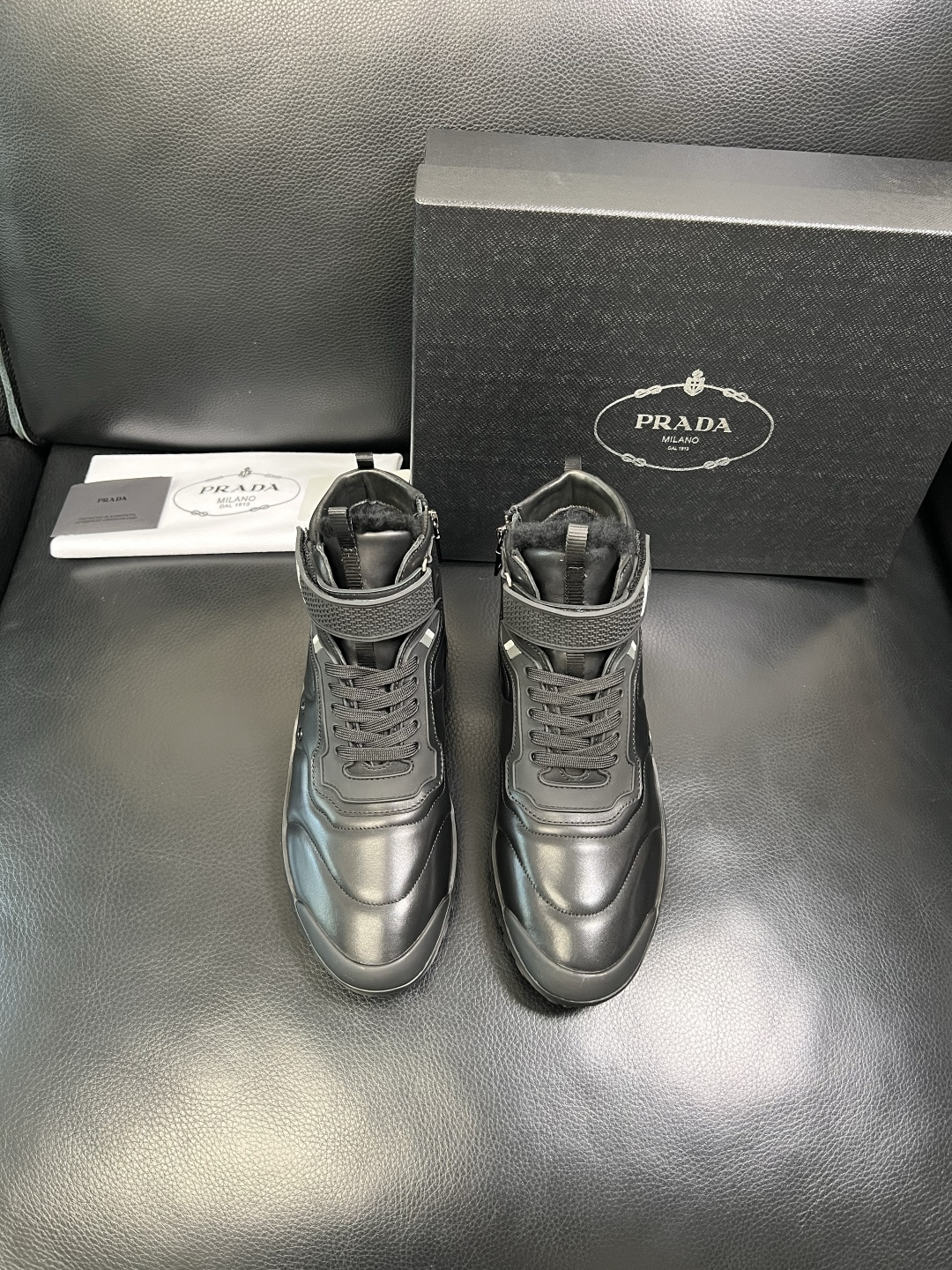 Prada 顶级工艺品，普拉达 专柜同步，靴子高帮原厂配置意大利进口牛皮拼布面料，进口牛皮内里垫，透气舒