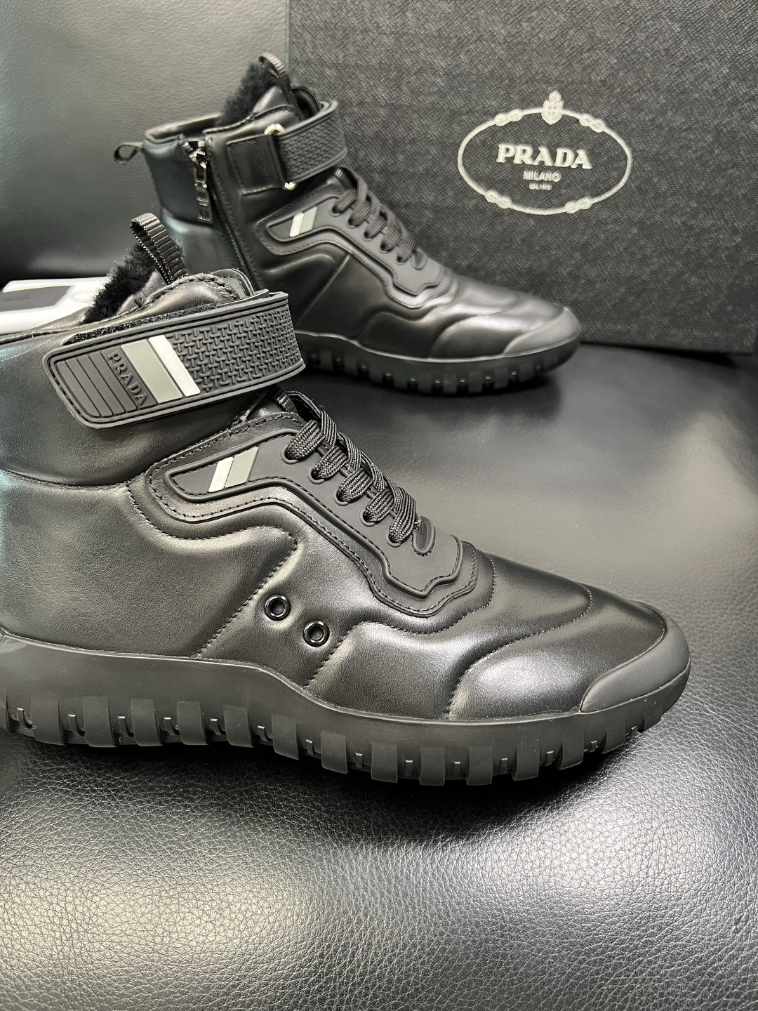 Prada 顶级工艺品，普拉达 专柜同步，靴子高帮原厂配置意大利进口牛皮拼布面料，进口牛皮内里垫，透气舒