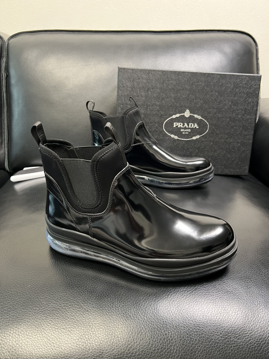 NO:704685,Prada top crafts, Prada counter synchronization, high-top boots are originally equipped with cowhide patchwork fabric imported from Italy, imported cowhide lining, breathable and comfortable, the soles are specially provided by the original factory, the original factory follows the order, high quality, welcome to compare, code number 39-44 (customized 38 45),, prada, prada, boots, cowhide19860909Prada 顶级工艺品,普拉达 专柜同步,靴子高帮原厂配置意大利进口牛皮拼布面料,进口牛皮内里垫,透气舒适,鞋底原厂特供原版底,原厂跟单货 高品质 欢迎对比,码数 39-44（订做 38 45）,,prada,prada,boots,cowhide,Men's shoes