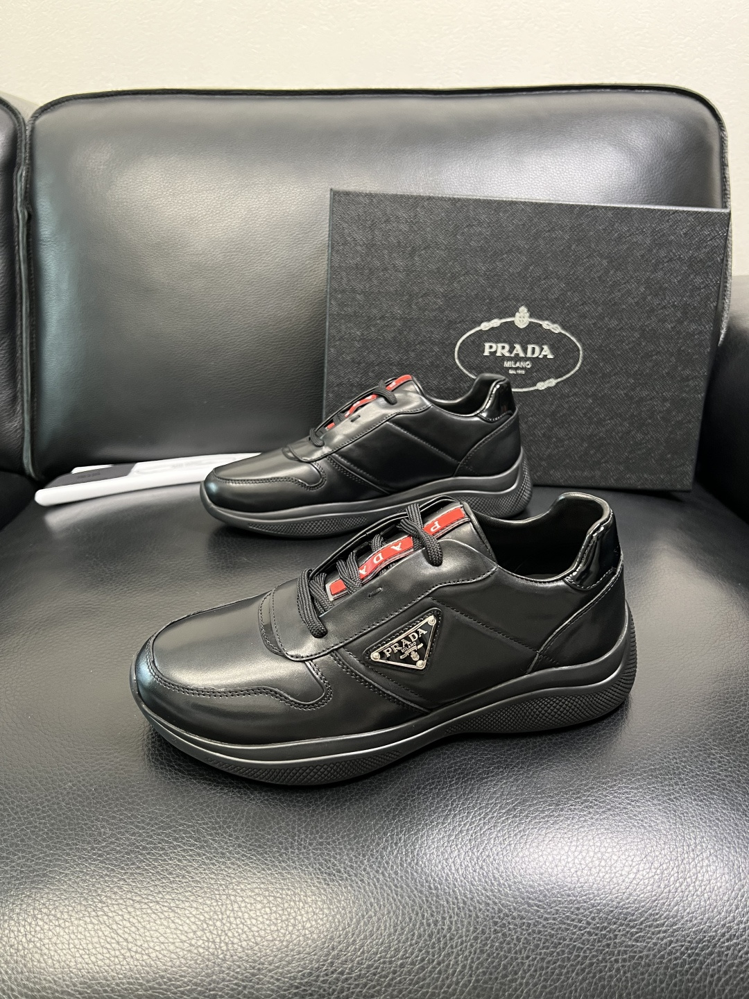 Prada 顶级工艺品，普拉达 专柜同步，原厂配置意大利进口牛皮拼布面料，进口牛皮内里垫，透气舒适，鞋底