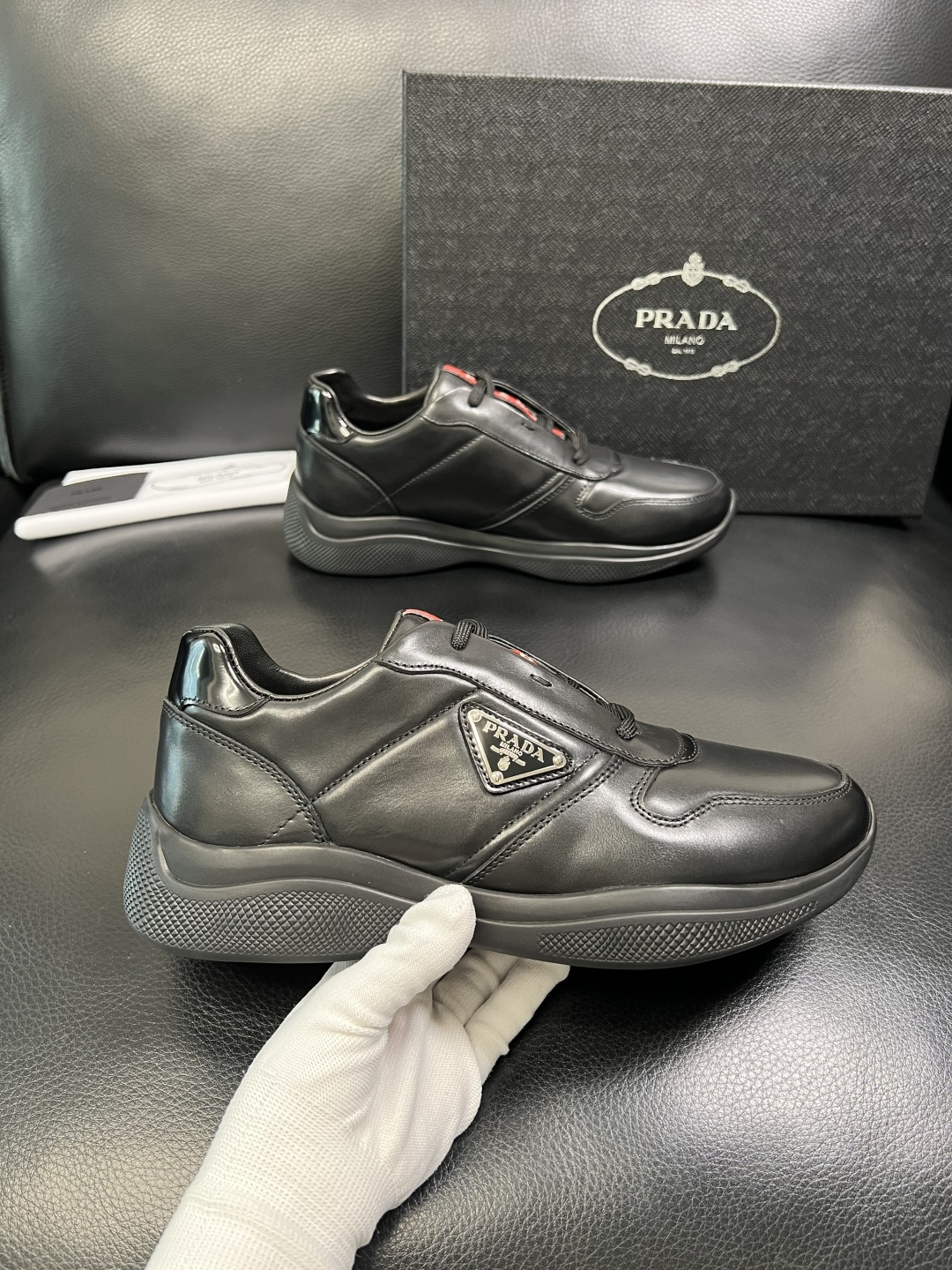 Prada 顶级工艺品，普拉达 专柜同步，原厂配置意大利进口牛皮拼布面料，进口牛皮内里垫，透气舒适，鞋底
