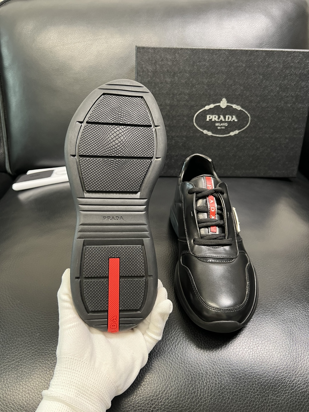 Prada 顶级工艺品，普拉达 专柜同步，原厂配置意大利进口牛皮拼布面料，进口牛皮内里垫，透气舒适，鞋底