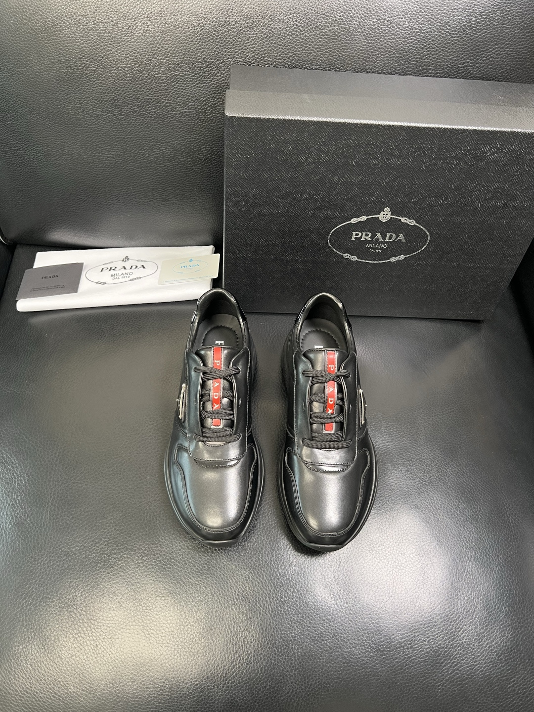 Prada 顶级工艺品，普拉达 专柜同步，原厂配置意大利进口牛皮拼布面料，进口牛皮内里垫，透气舒适，鞋底