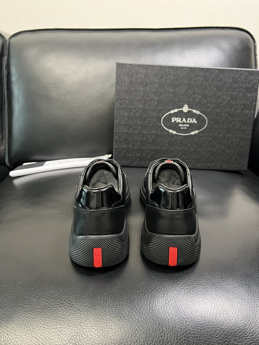 Prada 顶级工艺品，普拉达 专柜同步，原厂配置意大利进口牛皮拼布面料，进口牛皮内里垫，透气舒适，鞋底