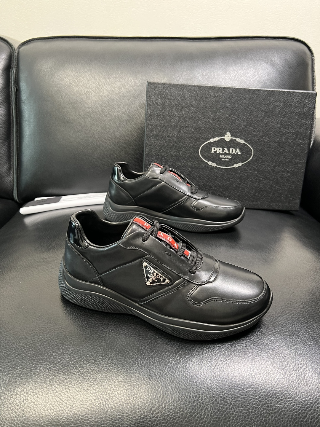 NO:704687,Prada top handicrafts, synchronized with Prada counters, the original factory is equipped with cowhide patchwork fabric imported from Italy, imported cowhide lining, breathable and comfortable, the soles are specially provided by the original factory, the original factory follows the order, high quality, welcome to compare, code number 39-44 (customized 38 45),, prada, prada, cowhide19860909Prada 顶级工艺品,普拉达 专柜同步,原厂配置意大利进口牛皮拼布面料,进口牛皮内里垫,透气舒适,鞋底原厂特供原版底,原厂跟单货 高品质 欢迎对比,码数 39-44（订做 38 45）,,prada,prada,cowhide,Men's shoes