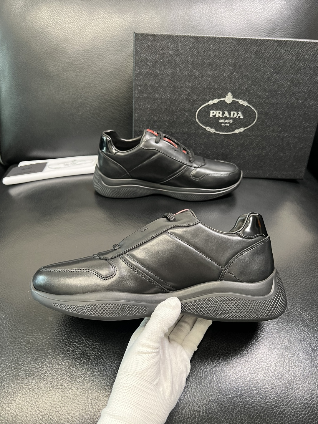 Prada 顶级工艺品，普拉达 专柜同步，原厂配置意大利进口牛皮拼布面料，进口牛皮内里垫，透气舒适，鞋底