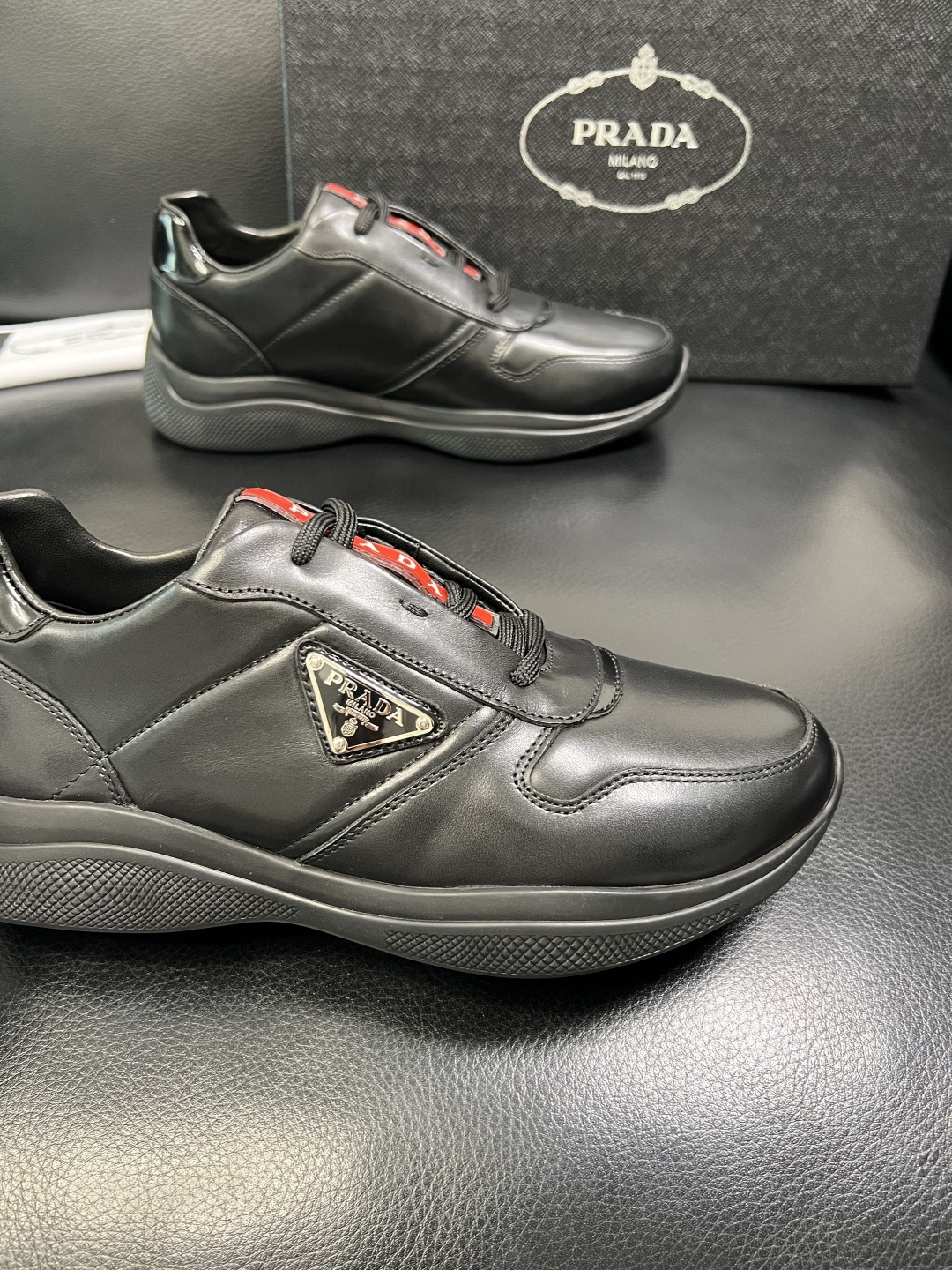 Prada 顶级工艺品，普拉达 专柜同步，原厂配置意大利进口牛皮拼布面料，进口牛皮内里垫，透气舒适，鞋底