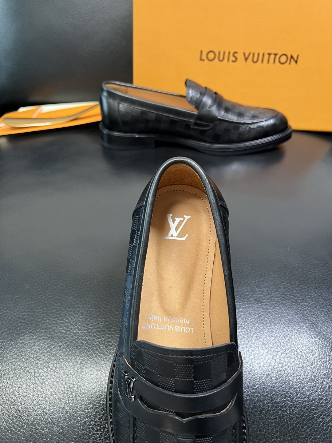 Lv 高品质 顶级工艺品 路易威登 皮鞋专柜同步原厂配置，鞋面意大利进口，进口水染牛皮内里，鞋底：原厂特