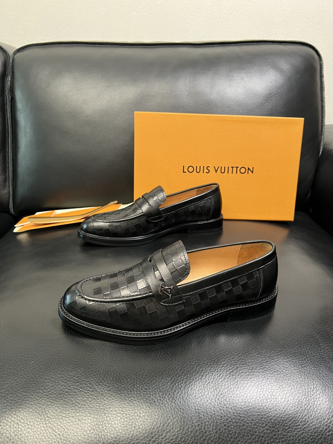 Lv 高品质 顶级工艺品 路易威登 皮鞋专柜同步原厂配置，鞋面意大利进口，进口水染牛皮内里，鞋底：原厂特