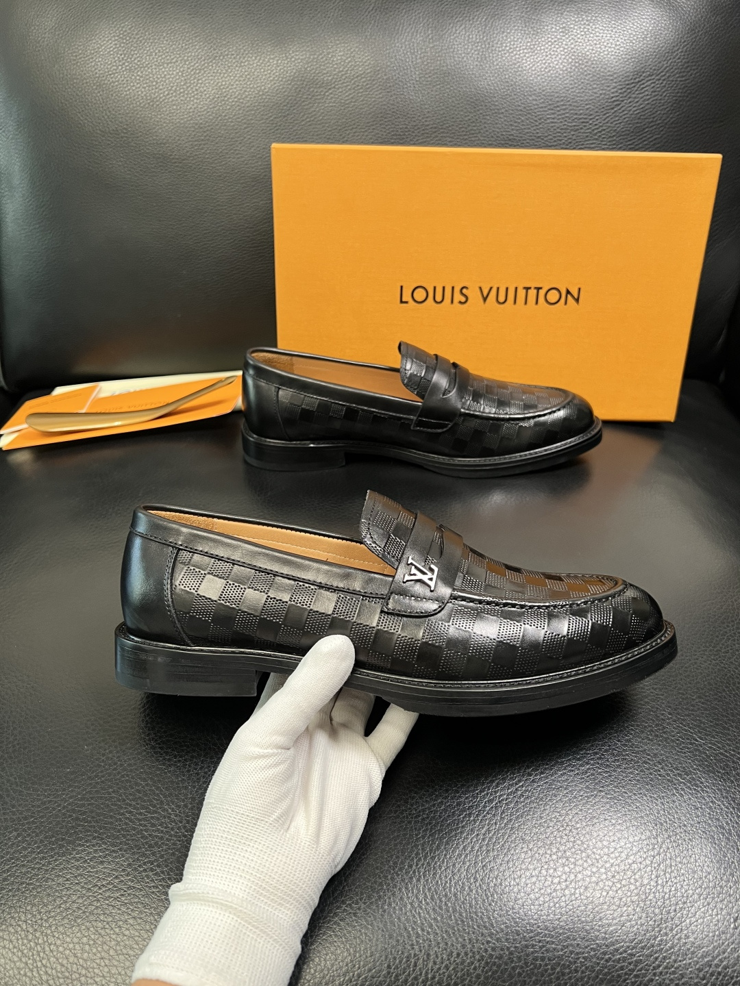 Lv 高品质 顶级工艺品 路易威登 皮鞋专柜同步原厂配置，鞋面意大利进口，进口水染牛皮内里，鞋底：原厂特