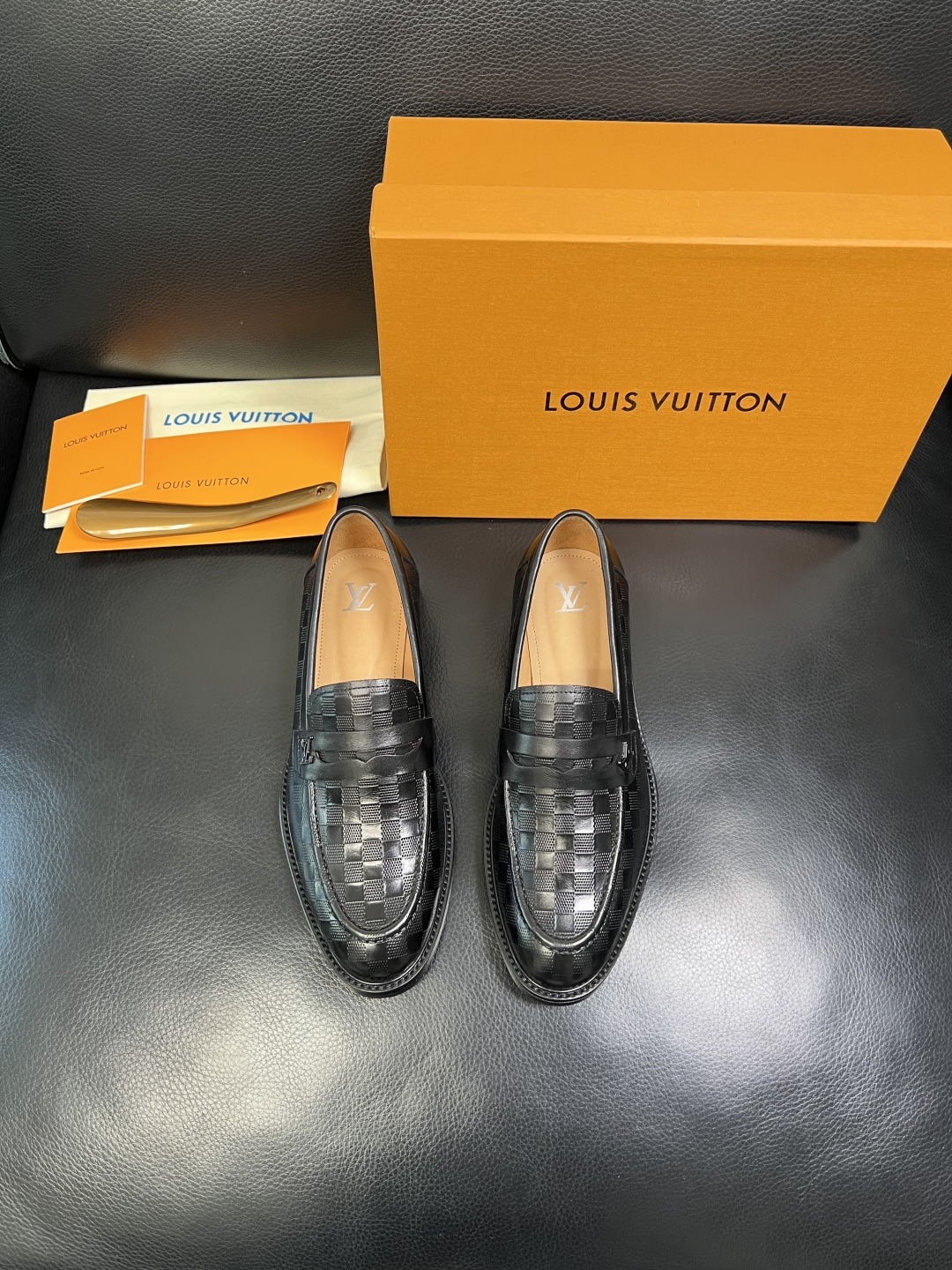 Lv 高品质 顶级工艺品 路易威登 皮鞋专柜同步原厂配置，鞋面意大利进口，进口水染牛皮内里，鞋底：原厂特