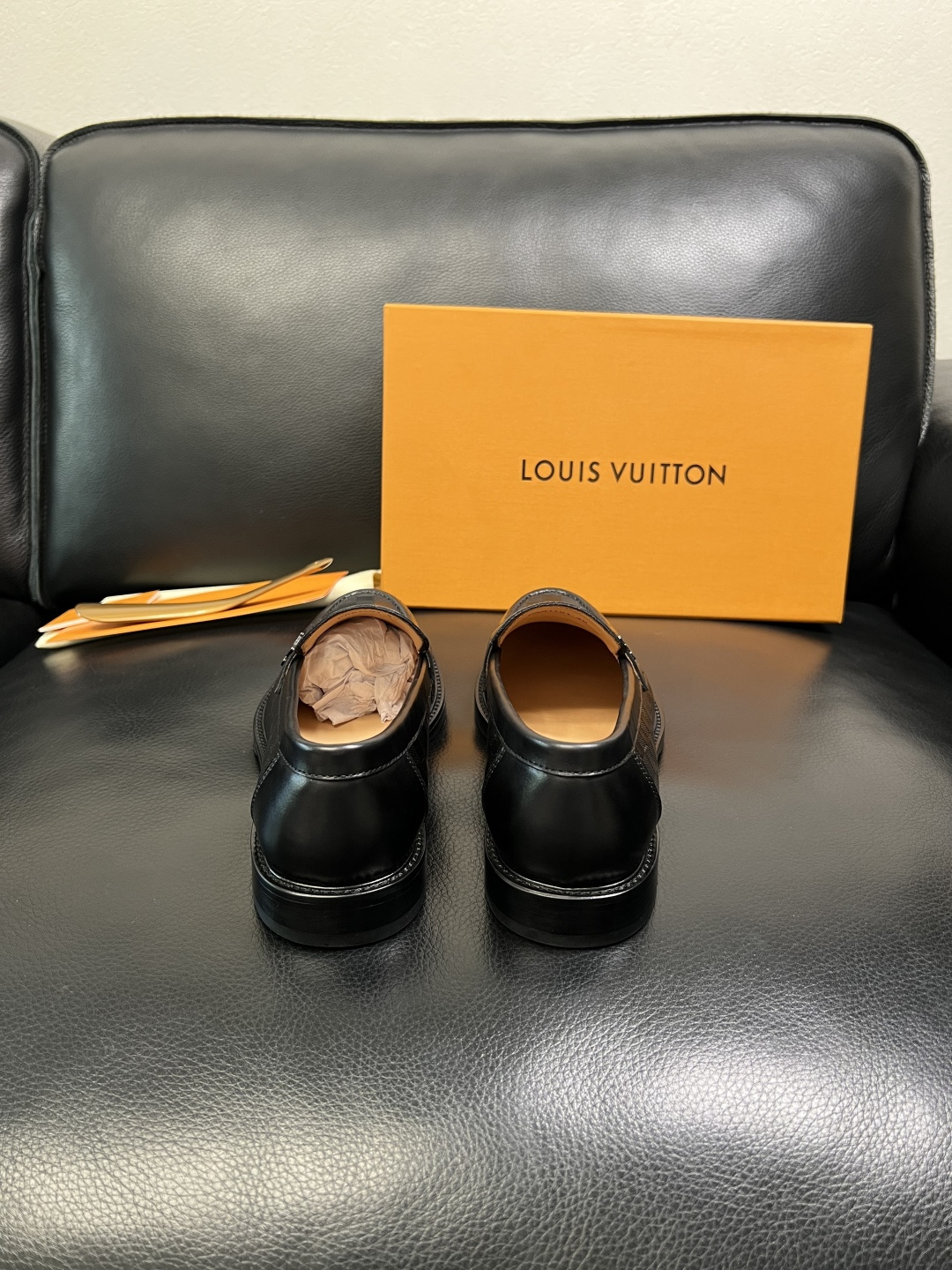 Lv 高品质 顶级工艺品 路易威登 皮鞋专柜同步原厂配置，鞋面意大利进口，进口水染牛皮内里，鞋底：原厂特