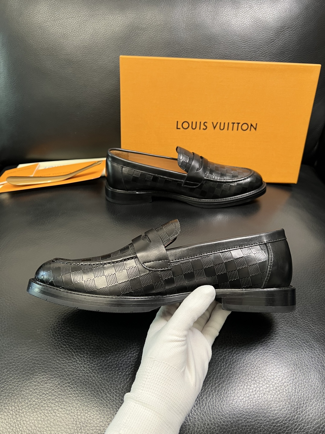 Lv 高品质 顶级工艺品 路易威登 皮鞋专柜同步原厂配置，鞋面意大利进口，进口水染牛皮内里，鞋底：原厂特