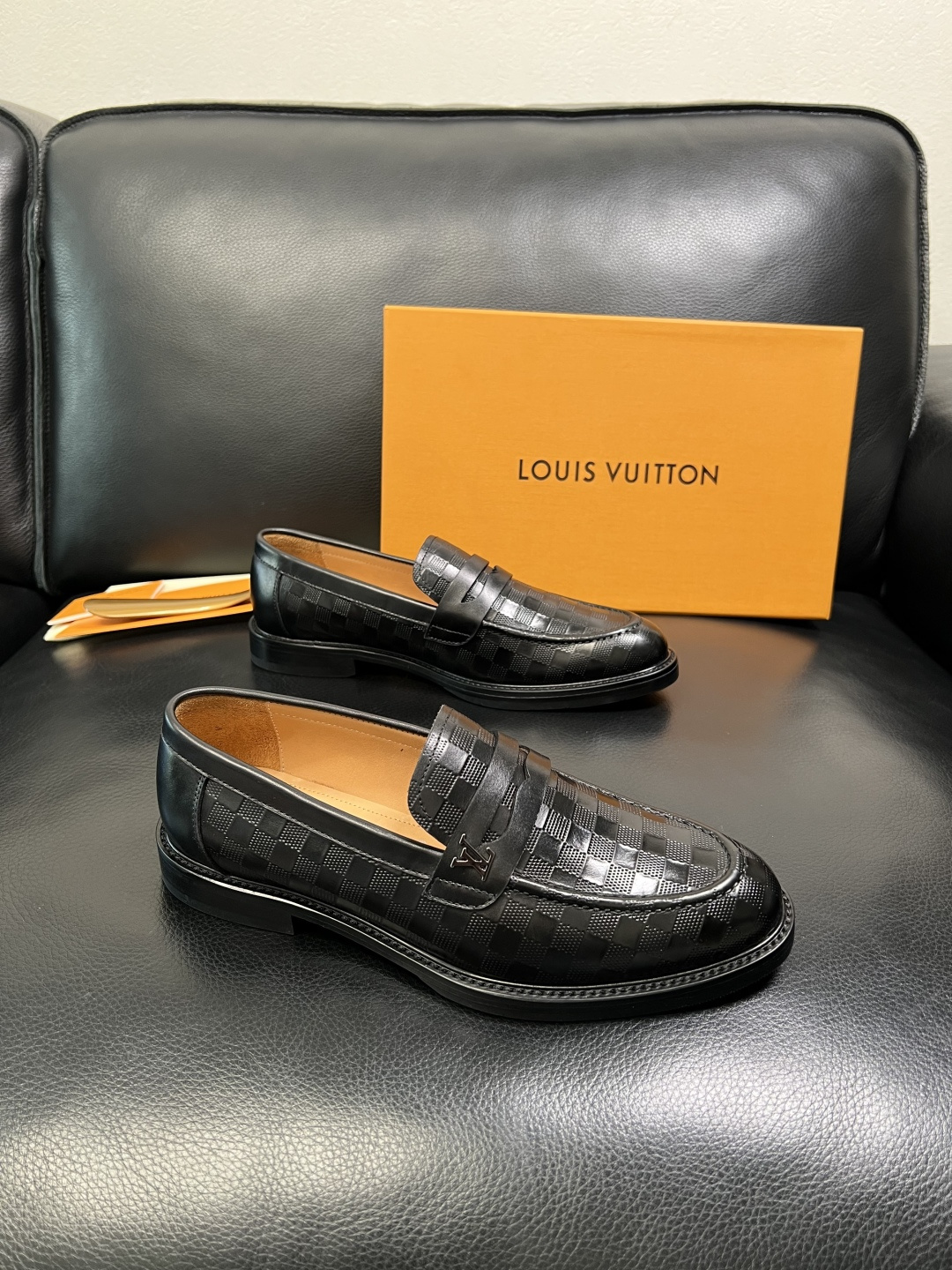 Lv 高品质 顶级工艺品 路易威登 皮鞋专柜同步原厂配置，鞋面意大利进口，进口水染牛皮内里，鞋底：原厂特