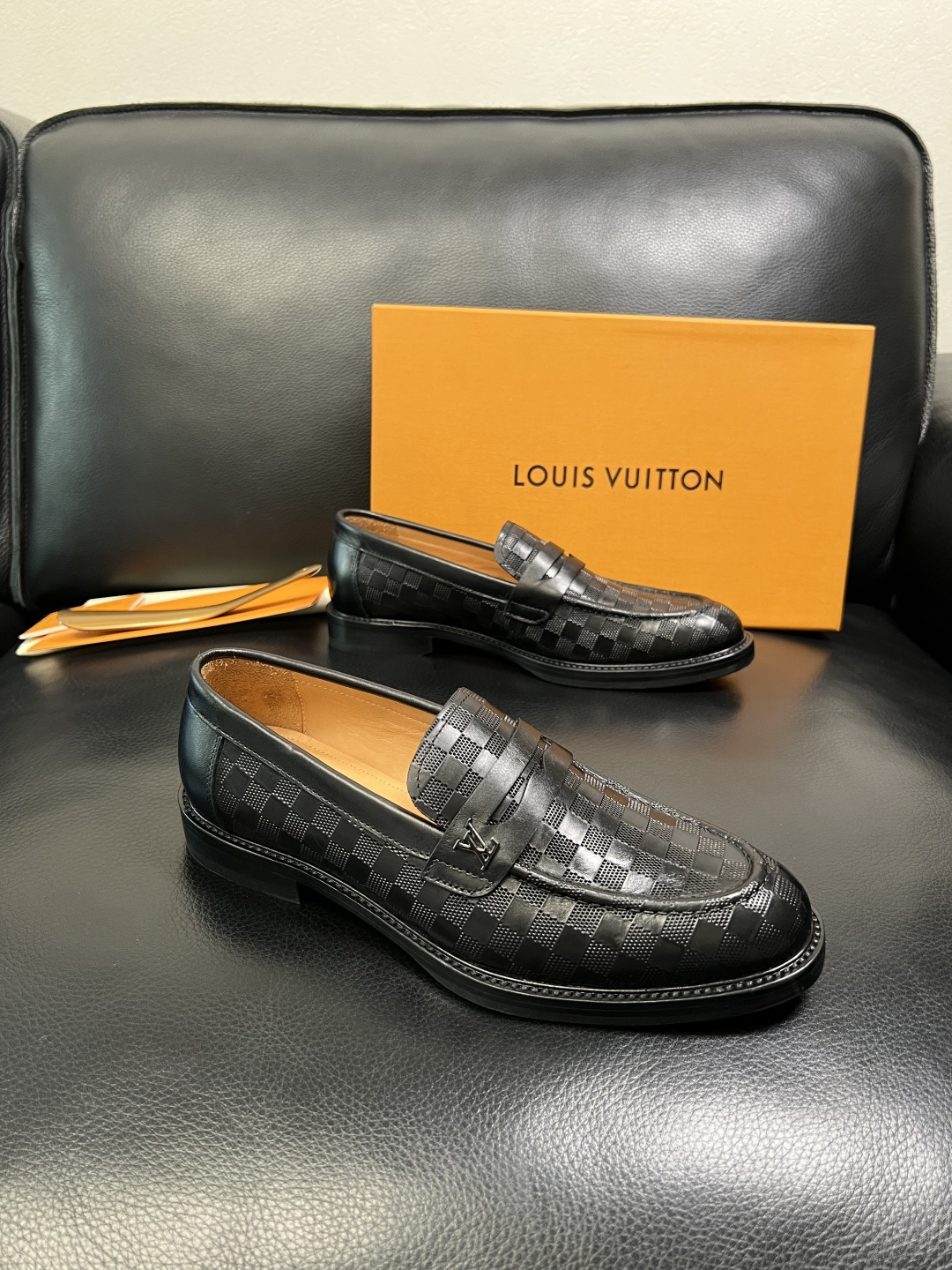 Lv 高品质 顶级工艺品 路易威登 皮鞋专柜同步原厂配置，鞋面意大利进口，进口水染牛皮内里，鞋底：原厂特