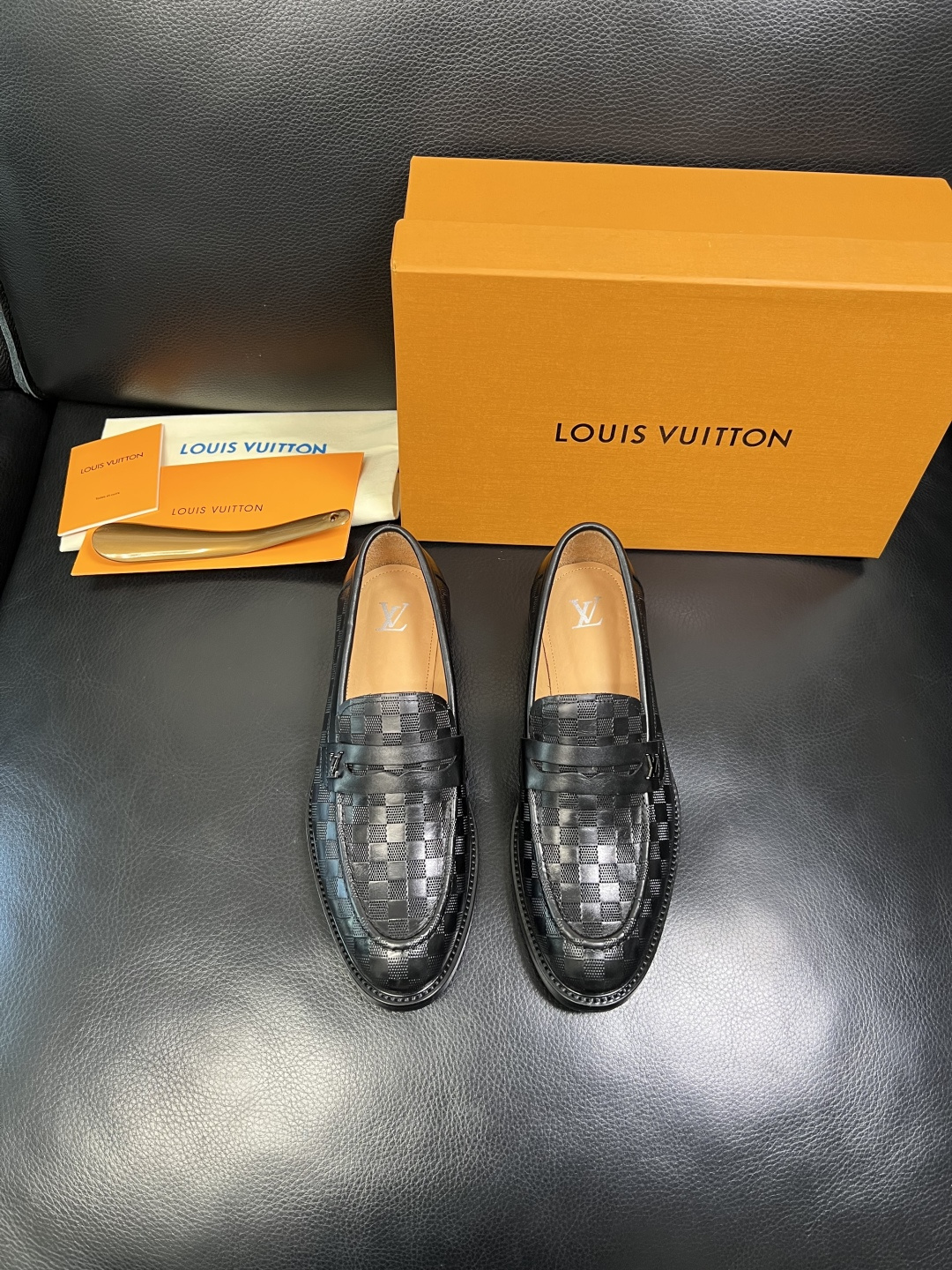 Lv 高品质 顶级工艺品 路易威登 皮鞋专柜同步原厂配置，鞋面意大利进口，进口水染牛皮内里，鞋底：原厂特