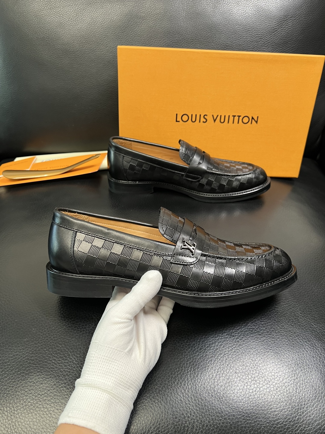 Lv 高品质 顶级工艺品 路易威登 皮鞋专柜同步原厂配置，鞋面意大利进口，进口水染牛皮内里，鞋底：原厂特