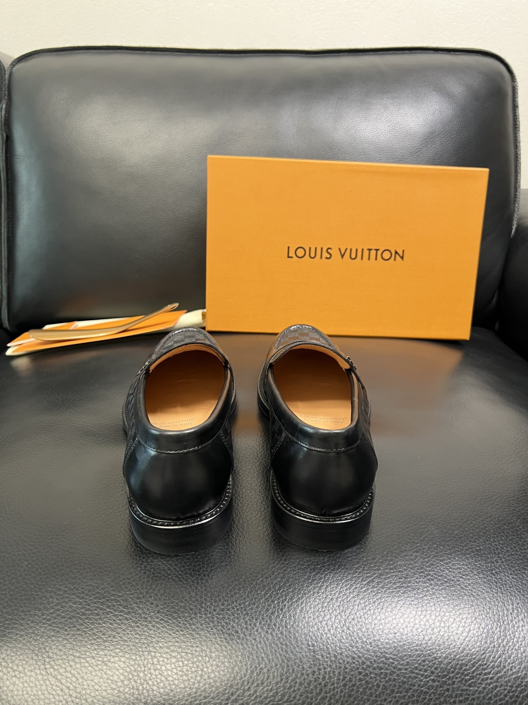 Lv 高品质 顶级工艺品 路易威登 皮鞋专柜同步原厂配置，鞋面意大利进口，进口水染牛皮内里，鞋底：原厂特