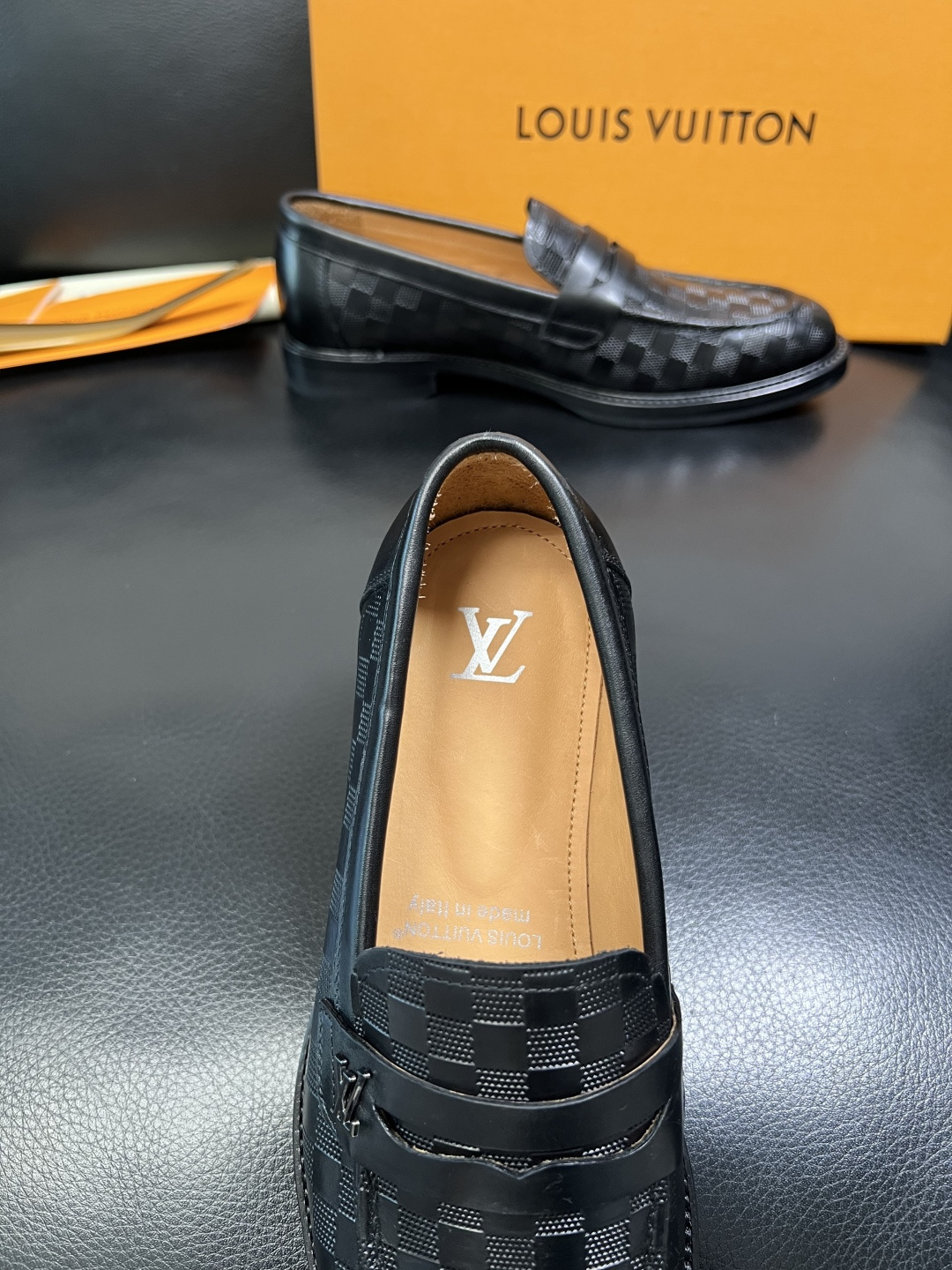 Lv 高品质 顶级工艺品 路易威登 皮鞋专柜同步原厂配置，鞋面意大利进口，进口水染牛皮内里，鞋底：原厂特