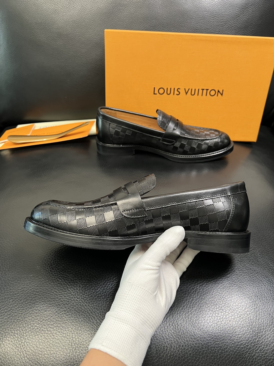 Lv 高品质 顶级工艺品 路易威登 皮鞋专柜同步原厂配置，鞋面意大利进口，进口水染牛皮内里，鞋底：原厂特