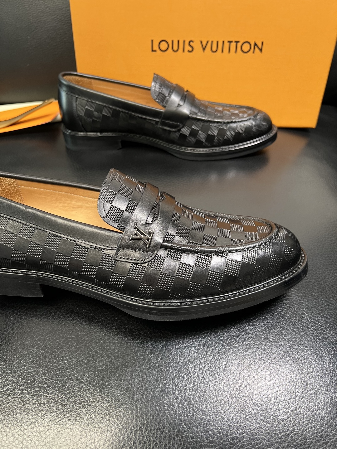 Lv 高品质 顶级工艺品 路易威登 皮鞋专柜同步原厂配置，鞋面意大利进口，进口水染牛皮内里，鞋底：原厂特