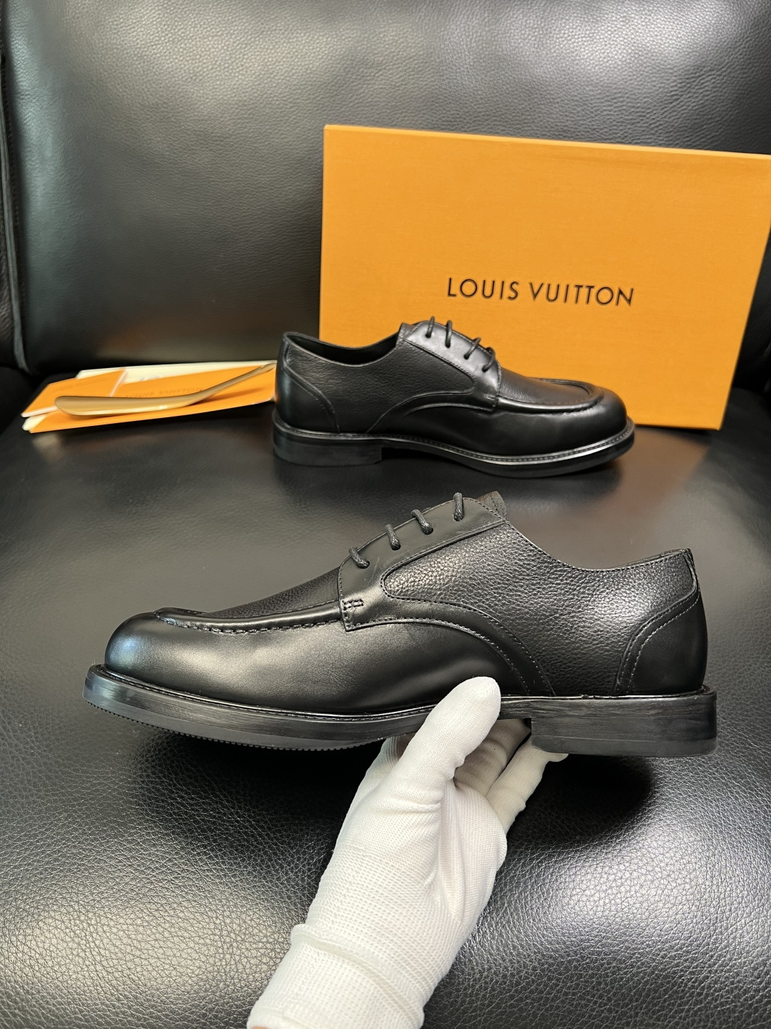 Lv 高品质 顶级工艺品 路易威登 皮鞋专柜同步原厂配置，鞋面意大利进口，进口水染牛皮内里，鞋底：原厂特