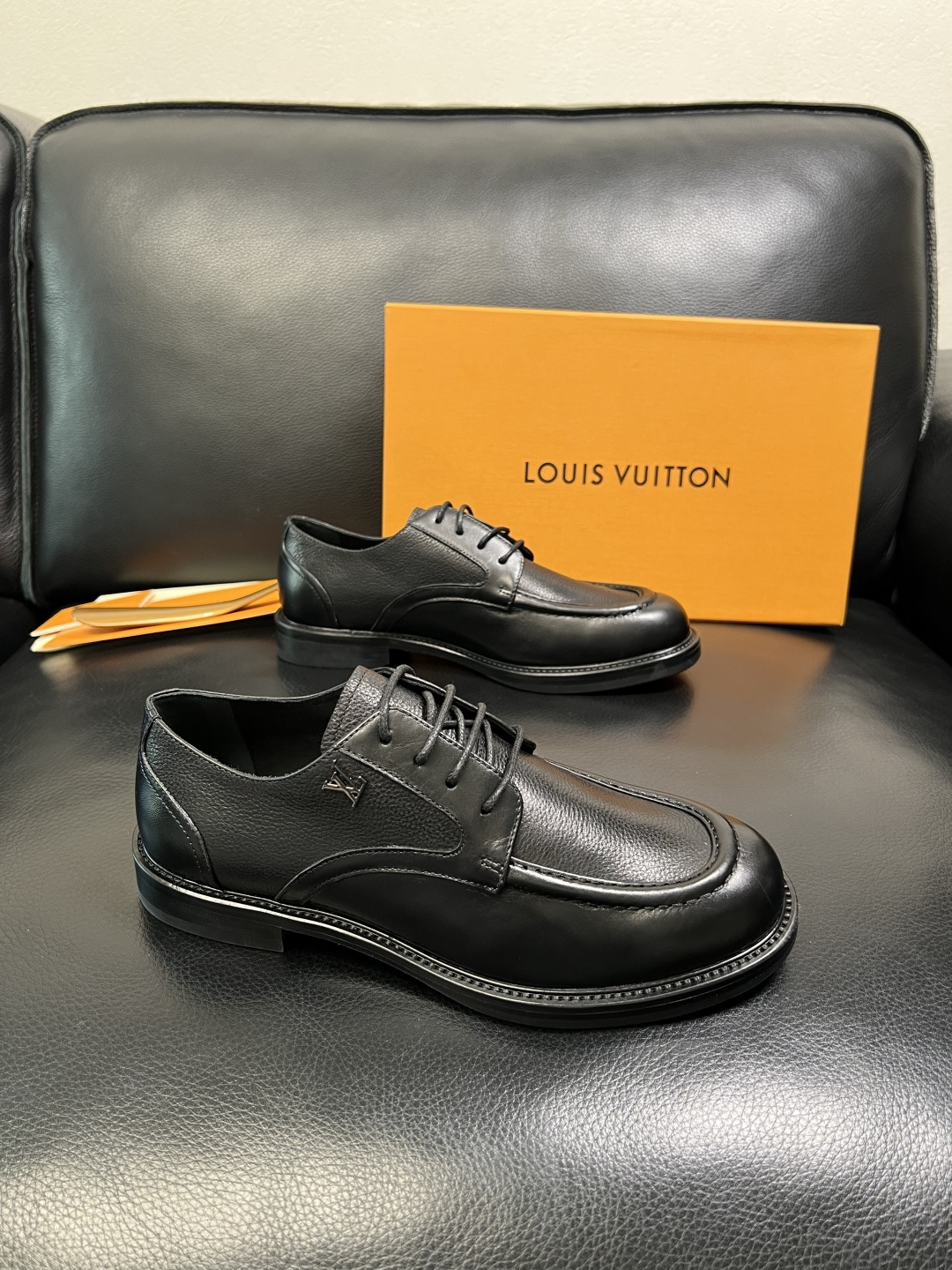 NO:704692,Lv high quality top handicraft Louis Vuitton leather shoes counter with original configuration, uppers imported from Italy, imported water-dyed cowhide lining, soles specially supplied with original genuine leather soles, original factory and single goods, welcome to compare, code number 39-44 (customized 38 45 46),, louis vuitton, louis vuitton, cowhide19860909Lv 高品质 顶级工艺品路易威登 皮鞋专柜同步原厂配置,鞋面意大利进口,进口水染牛皮内里,鞋底原厂特供原版真皮底,原厂跟单货,欢迎对比,码数 39-44（订做38 45 46）,,louis vuitton,louis vuitton,cowhide,Men's shoes