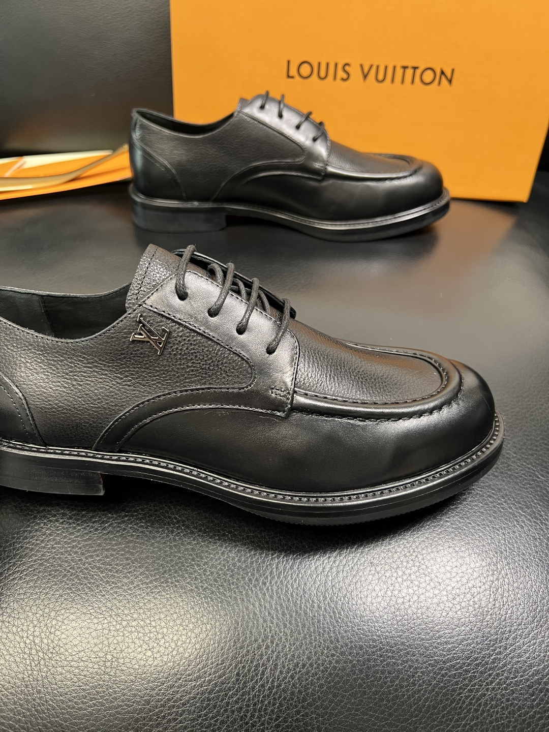 Lv 高品质 顶级工艺品 路易威登 皮鞋专柜同步原厂配置，鞋面意大利进口，进口水染牛皮内里，鞋底：原厂特