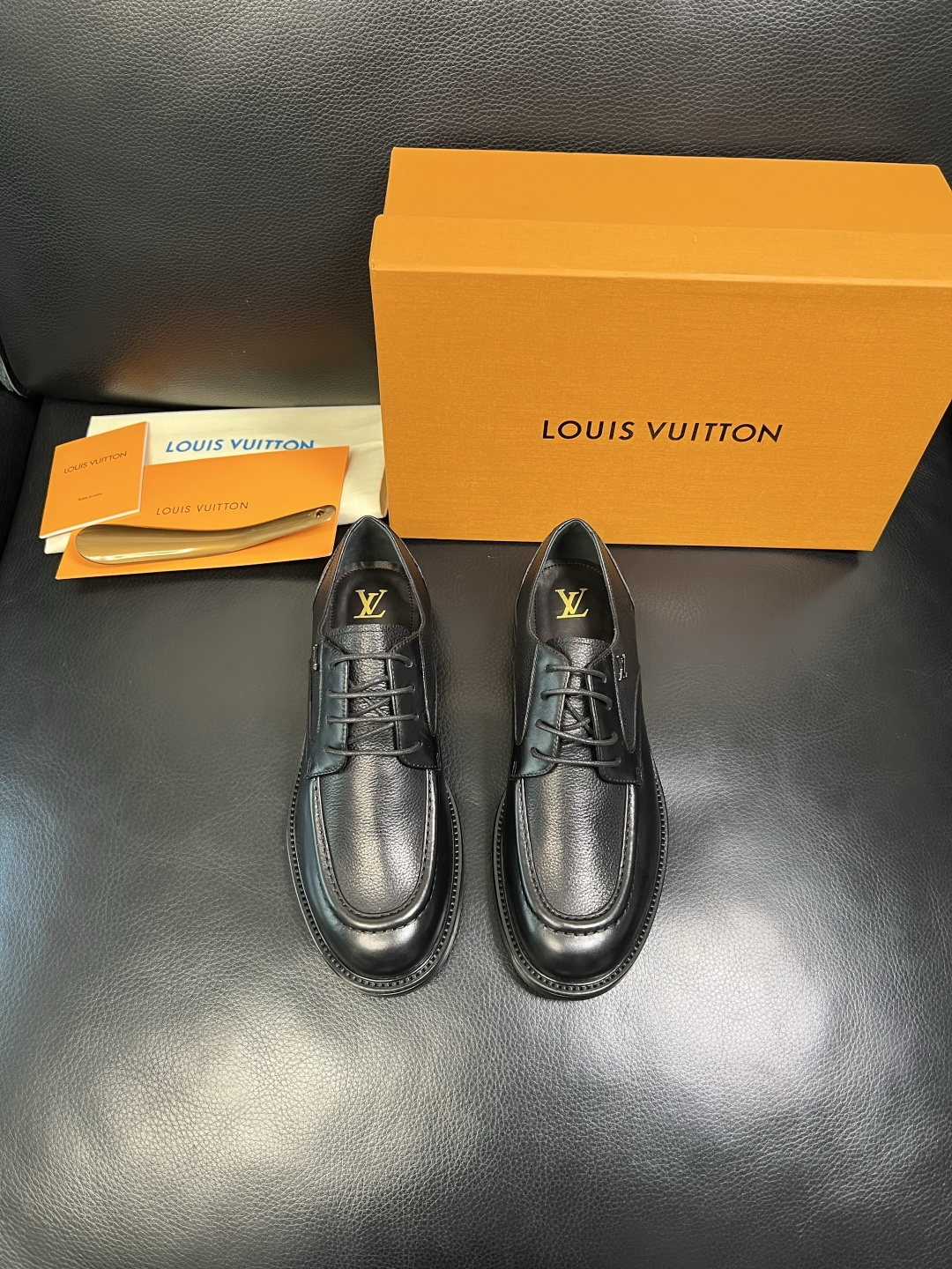 Lv 高品质 顶级工艺品 路易威登 皮鞋专柜同步原厂配置，鞋面意大利进口，进口水染牛皮内里，鞋底：原厂特