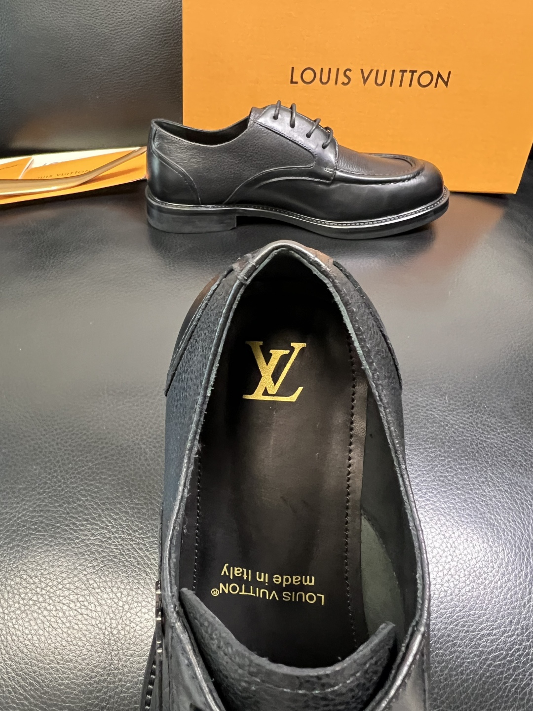 Lv 高品质 顶级工艺品 路易威登 皮鞋专柜同步原厂配置，鞋面意大利进口，进口水染牛皮内里，鞋底：原厂特