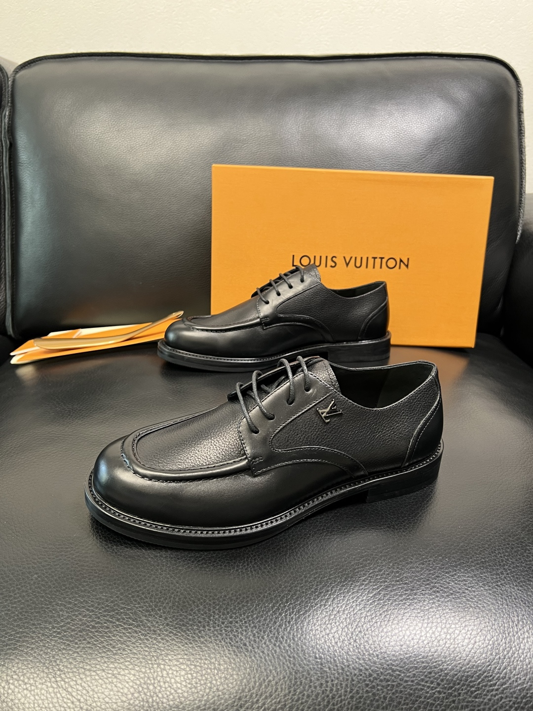 Lv 高品质 顶级工艺品 路易威登 皮鞋专柜同步原厂配置，鞋面意大利进口，进口水染牛皮内里，鞋底：原厂特