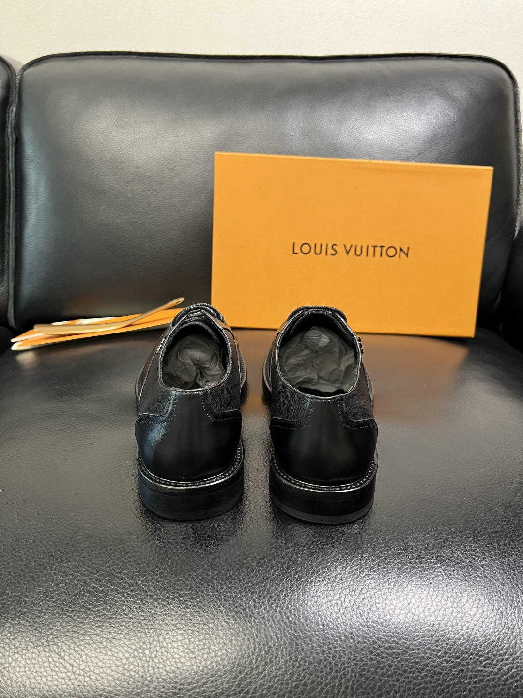 Lv 高品质 顶级工艺品 路易威登 皮鞋专柜同步原厂配置，鞋面意大利进口，进口水染牛皮内里，鞋底：原厂特