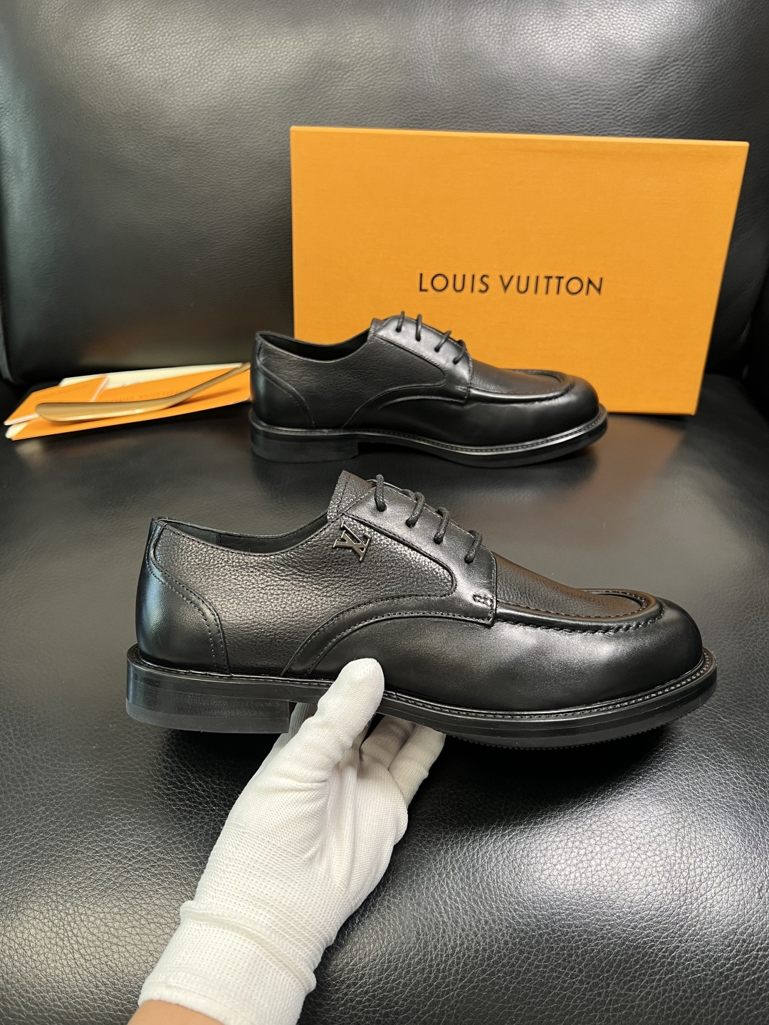 Lv 高品质 顶级工艺品 路易威登 皮鞋专柜同步原厂配置，鞋面意大利进口，进口水染牛皮内里，鞋底：原厂特