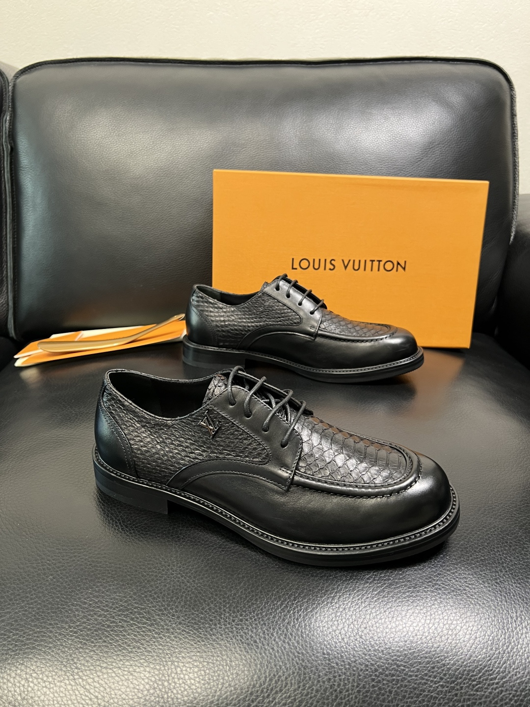 Lv 高品质 顶级工艺品 路易威登 皮鞋专柜同步原厂配置，蛇皮鞋面意大利进口，进口水染牛皮内里，鞋底：原