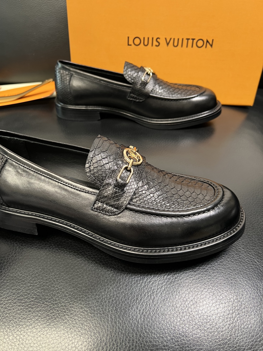 Lv 高品质 顶级工艺品 路易威登 皮鞋专柜同步原厂配置，蛇皮鞋面意大利进口，进口水染牛皮内里，鞋底：原
