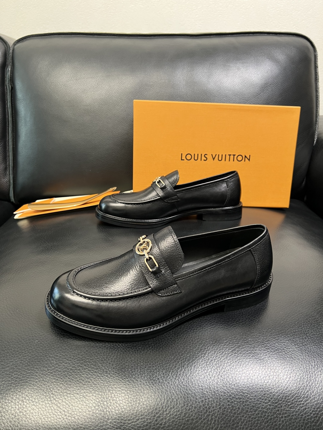 Lv 高品质 顶级工艺品 路易威登 皮鞋专柜同步原厂配置，鞋面意大利进口，进口水染牛皮内里，鞋底：原厂特