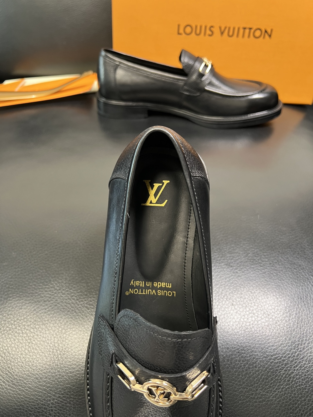 Lv 高品质 顶级工艺品 路易威登 皮鞋专柜同步原厂配置，鞋面意大利进口，进口水染牛皮内里，鞋底：原厂特