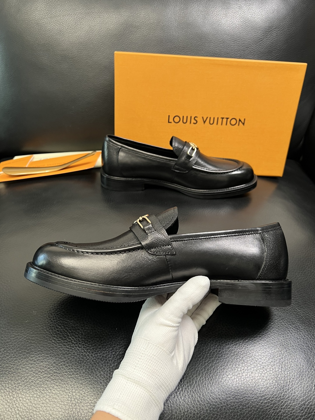 Lv 高品质 顶级工艺品 路易威登 皮鞋专柜同步原厂配置，鞋面意大利进口，进口水染牛皮内里，鞋底：原厂特