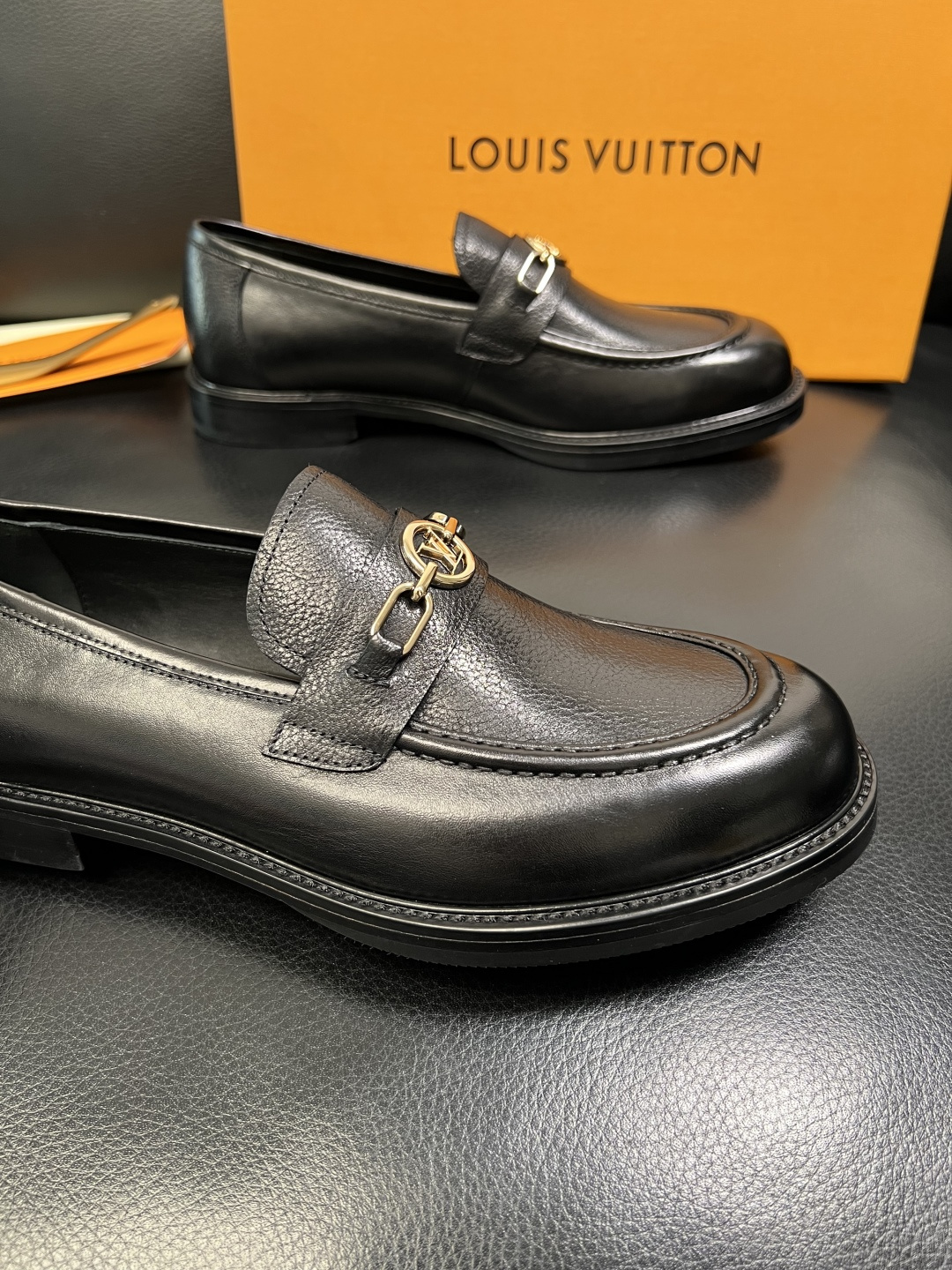 Lv 高品质 顶级工艺品 路易威登 皮鞋专柜同步原厂配置，鞋面意大利进口，进口水染牛皮内里，鞋底：原厂特